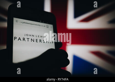 John Lewis Partnership (JLP), ein Mitarbeiter im Besitz der britischen Firma. Logo auf Ihrer Website ist auf einem Smartphone Display angezeigt Stockfoto