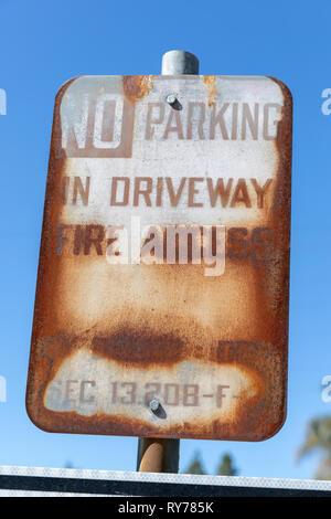 "Kein Parkplatz in der Auffahrt - Feuer Access', rostigen Schild; Kalifornien, USA Stockfoto