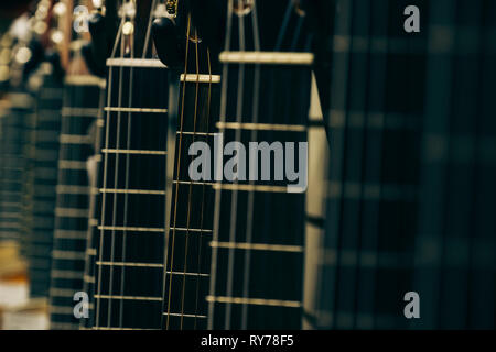 Close-up von Gitarren in der Zeile im Studio Stockfoto