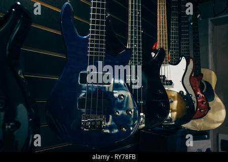 Nahaufnahme des hängenden Gitarren im Studio Stockfoto