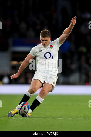 Englands Owen Farrell tritt am Ziel während der Guinness sechs Nationen Spiel im Twickenham Stadium, London. Stockfoto