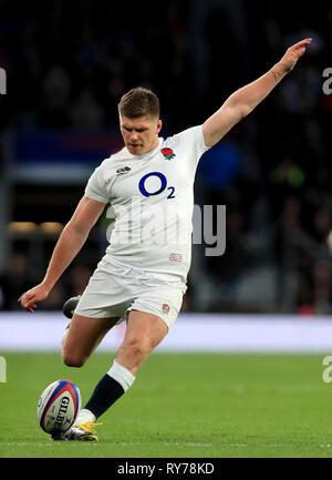 Englands Owen Farrell tritt am Ziel während der Guinness sechs Nationen Spiel im Twickenham Stadium, London. Stockfoto