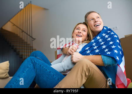 Glückliches Paar, die beim Wickeln in den usa Nationalflagge Stockfoto