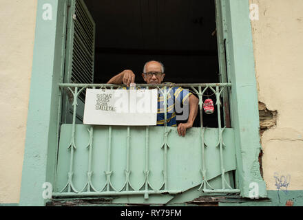 Unbekannter lokaler Verkäufer Erfrischungen aus seiner Wohnung im ersten Stock. Casco Viejo, der Altstadt von Panama City, Panama. Okt 2018 Stockfoto