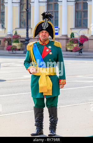 Sankt Petersburg, Russland - 10. September 2017: männlicher Entertainer im Zeitraum Outfit warten auf Touristen zum Fotografieren in der Nähe von Palace Square gekleidet Stockfoto