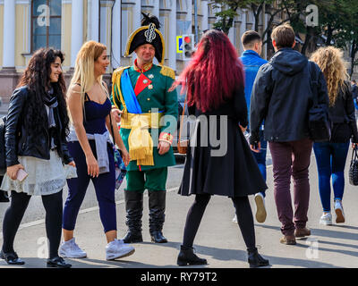 Sankt Petersburg, Russland - 10. September 2017: männlicher Entertainer im Zeitraum Outfit nähert sich Touristen zum Fotografieren in der Nähe von Palace Squa gekleidet Stockfoto