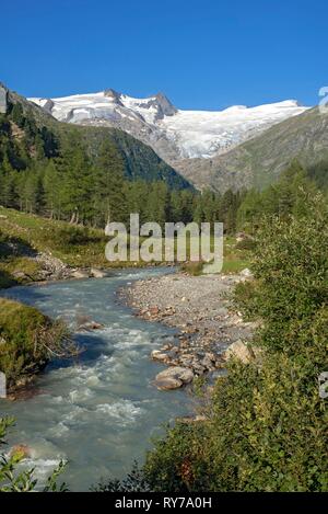 Gletscherbach, Gschlößbach im Tauern Tal, hinter es schwarze Wand, hohen Zaun und Großvenediger Stockfoto