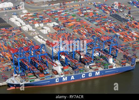 Containerschiff CMA CGM am Containerhafen, Beladung von Containern, Hamburg, Deutschland Stockfoto