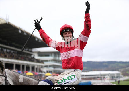 Jockey Paul Townend feiert den Gewinn der Racing Post Arkle Challenge Trophy Anfänger "Chase mit Duc De Genievres während Meister Tag der 2019 Cheltenham Festival in Cheltenham Racecourse. Stockfoto