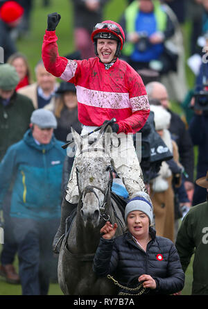 Jockey Paul Townend feiert den Gewinn der Racing Post Arkle Challenge Trophy Anfänger "Chase mit Duc De Genievres während Meister Tag der 2019 Cheltenham Festival in Cheltenham Racecourse. Stockfoto