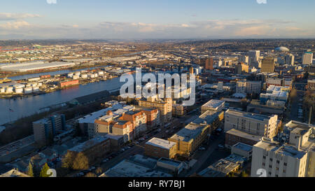 Die Sonne steht tief am Himmel am späten Nachmittag über den städtischen Skyline von Tacoma Washington Stockfoto