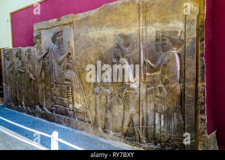 Teheran Museum der Iran antike Persepolis Wand Schnitzen von persischen König Stockfoto