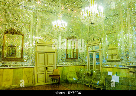 Teheran Golestan Palast Talar-e Brelian brillante Halle mit Spiegeln und Kronleuchtern Stockfoto