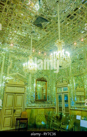 Teheran Golestan Palast Talar-e Brelian brillante Halle mit Spiegeln und Kronleuchtern Stockfoto