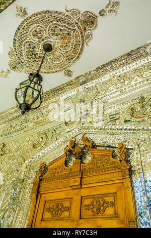 Teheran Golestan Palast Talar-e Brelian brillante Halle mit Spiegel an der Decke und Kronleuchter Stockfoto