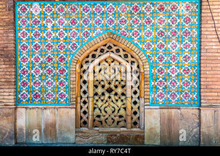 Teheran Golestan Palast Talar-e Almas Diamond Hall Persisch Blau Fliesen mit Marmor Ornament schnitzen Fenster Stockfoto