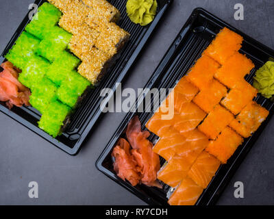 Sushi mit Lachs, Aal, Thunfisch, Avocado, Royal Garnelen, Frischkäse Philadelphia, grün und orange Kaviar. Sushi Menü. Japanisches Essen. Stockfoto