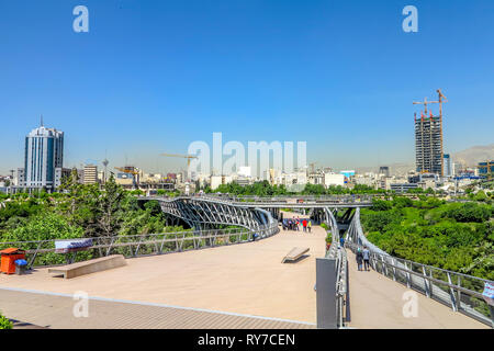 Teheran Ab-o Atash Park mit Blick auf die Brücke und Hochhäusern Tabiat Stockfoto