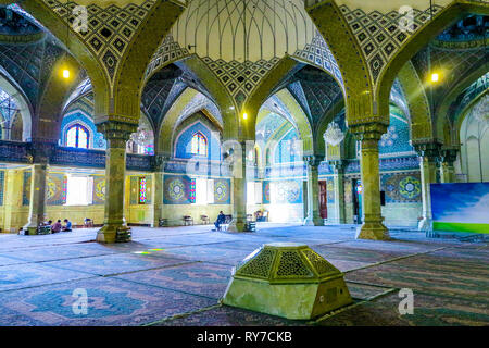 Qom Imam Hassan Asgari Moschee blaue Fliesen Decke inneren Beten Halle Ansicht mit Kronleuchtern Stockfoto
