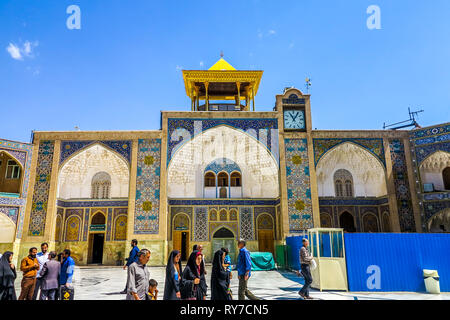 Qom Fatima Masumeh Schrein Seitenwände mit Uhr und Watch Tower Stockfoto