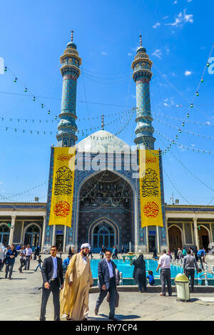 Qom Azam Moschee Seitenansicht mit Quran Inschriften auf gelben Vorhang und weißen Turban Imam Stockfoto