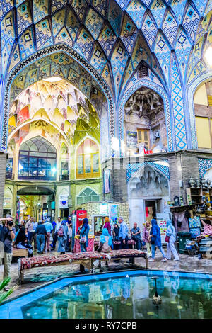 Kashan Grand Bazaar Aminoddole Carvansarai blauen Kacheln Ornament Decke mit Masse und Geschäfte Stockfoto