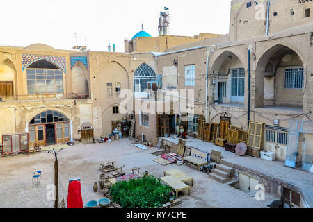 Kashan Grand Bazaar Aminoddole Carvansarai Innenhof mit einer Holzschnitzerei Fenster Speichern Stockfoto