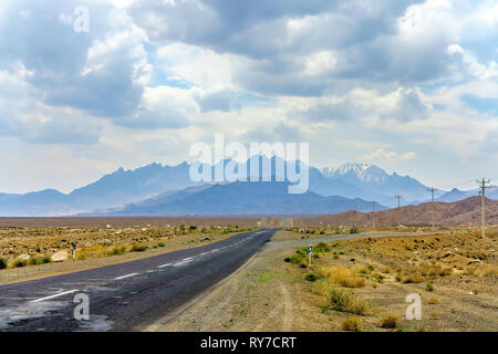 Iran Zagrosgebirge Bereich Querformat mit Autobahn Straße und bewölkter Himmel Stockfoto