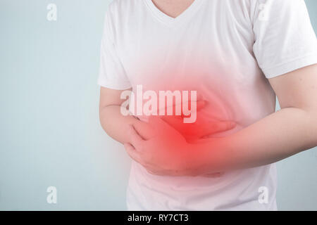 Asiatische junge Männer leiden unter Magengeschwüren. Gastritis durch die Infektion mit H. pylori-Bakterien im Gesundheitswesen und Gesundheit Problem Konzept verursacht Stockfoto