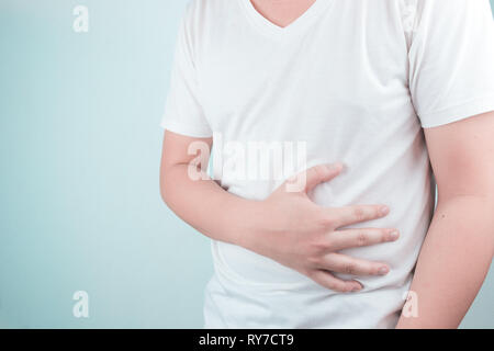 Asiatische junge Männer leiden unter Magengeschwüren. Gastritis durch die Infektion mit H. pylori-Bakterien im Gesundheitswesen und Gesundheit Problem Konzept verursacht Stockfoto