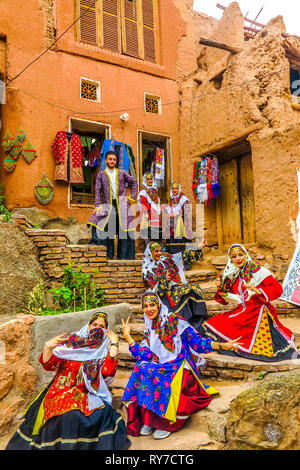 Abyaneh Heritage Village, Die jungen Iraner Traditionelle persische Kleidung tragen Stockfoto