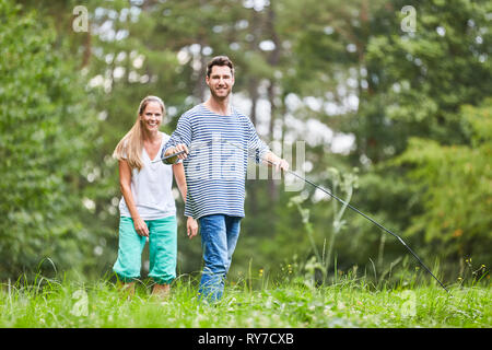 Junges Paar zusammen ein Zelt auf Outdoor Abenteuer Urlaub bauen Stockfoto