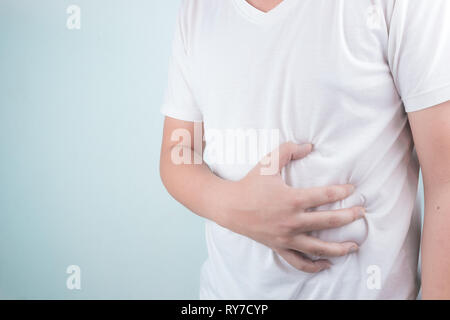 Asiatische junge Männer leiden unter Magengeschwüren. Gastritis durch die Infektion mit H. pylori-Bakterien im Gesundheitswesen und Gesundheit Problem Konzept verursacht Stockfoto