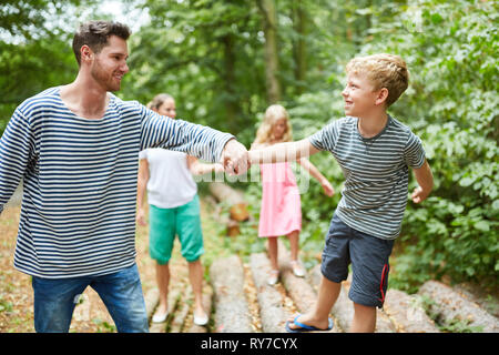 Familie mit Kindern beim Klettern auf einer Tour zusammen in der Natur Stockfoto