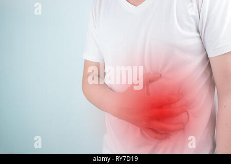 Asiatische junge Männer leiden unter Magengeschwüren. Gastritis durch die Infektion mit H. pylori-Bakterien im Gesundheitswesen und Gesundheit Problem Konzept verursacht Stockfoto