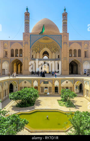 Bozorg Kashan Agha Moschee mit Blick auf den Innenhof mit Springbrunnen Stockfoto