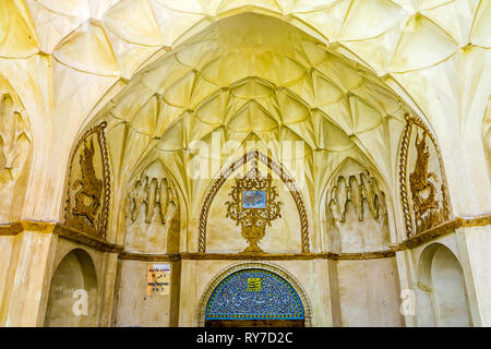 Kashan Boroujerd Historisches Haus Eingangstor mit Muqarna Ahoopay Wabe Stalaktit Vaulting Stockfoto