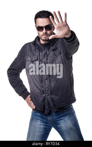 Hübscher junger Mann in der Sonnenbrille zeigt an stop Geste. Auf weissem Hintergrund. Stockfoto