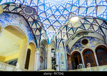 Kashan Boroujerd historischen Haus mit Muqarna Ahoopay Wabe Stalaktit Gewölbe Decke Stockfoto