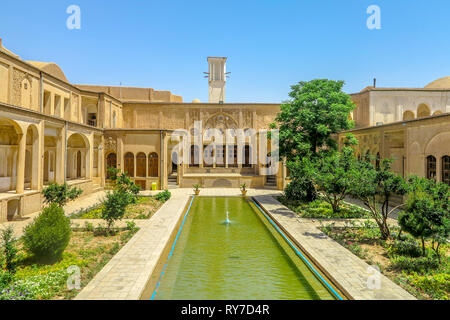 Kashan Boroujerd Historisches Haus Innenhof Rückseite mit Springbrunnen und Windcatcher Turm Stockfoto