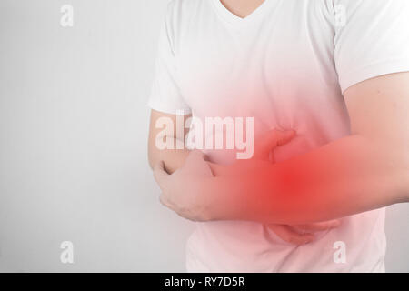 Asiatische junge Männer leiden unter Magengeschwüren. Gastritis durch die Infektion mit H. pylori-Bakterien im Gesundheitswesen und Gesundheit Problem Konzept verursacht Stockfoto