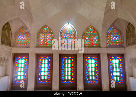 Kashan Boroujerd Historisches Haus Ornament bunten Glasfenstern Stockfoto