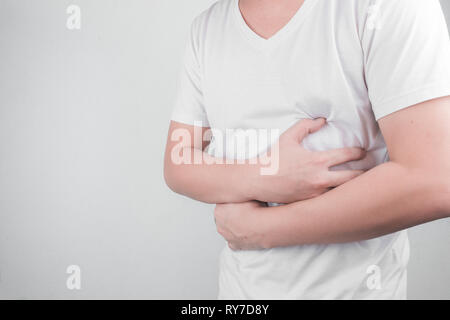 Asiatische junge Männer leiden unter Magengeschwüren. Gastritis durch die Infektion mit H. pylori-Bakterien im Gesundheitswesen und Gesundheit Problem Konzept verursacht Stockfoto