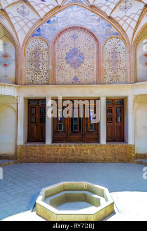 Kashan Tabatabaee Historisches Haus geschnitzten Fassade Fenster mit Ornamenten Stockfoto