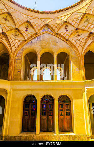 Kashan Tabatabaee Historisches Haus Rundbogenfenster mit Open Air Dach Stockfoto