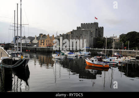 Castletown Hafen bei Ebbe Burg Rusehen in Castletown an der Südküste der Insel Man, Großbritannien. Die Stadt war der Sitz der Regierung Stockfoto