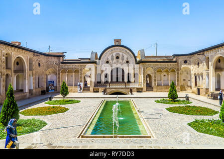 Kashan Tabatabaee Historisches Haus Vorderansicht Innenhof mit Springbrunnen Stockfoto