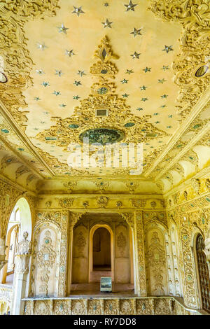 Kashan Tabatabaee Historisches Haus Decke mit GESCHNITZTEN Stern Ornamente Stockfoto