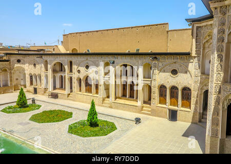 Kashan Tabatabaee Historisches Haus Innenhof geschnitzten Fenstern Wand Stockfoto