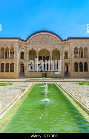 Kashan Tabatabaee Historisches Haus Vorderansicht Innenhof mit Springbrunnen Stockfoto